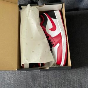 Air Jordan 1 Low Chicago Size 10 - Brand New In Box - White / Gym Red / Black
